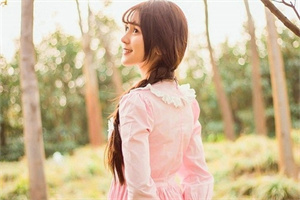 Gazing at the shimmering waves of the Huangpu River at the Bund Gazing at the shimmering waves of the Huangpu River at the Bund